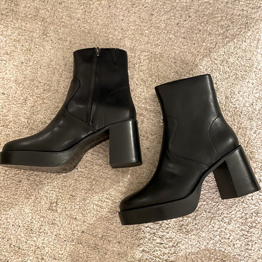 Heeled leather boots